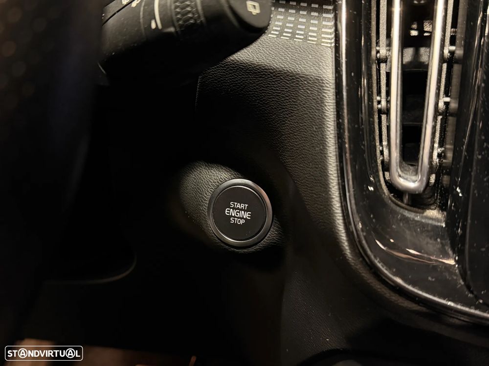 Volvo XC 40 2.0 D4 R-Design AWD - 35