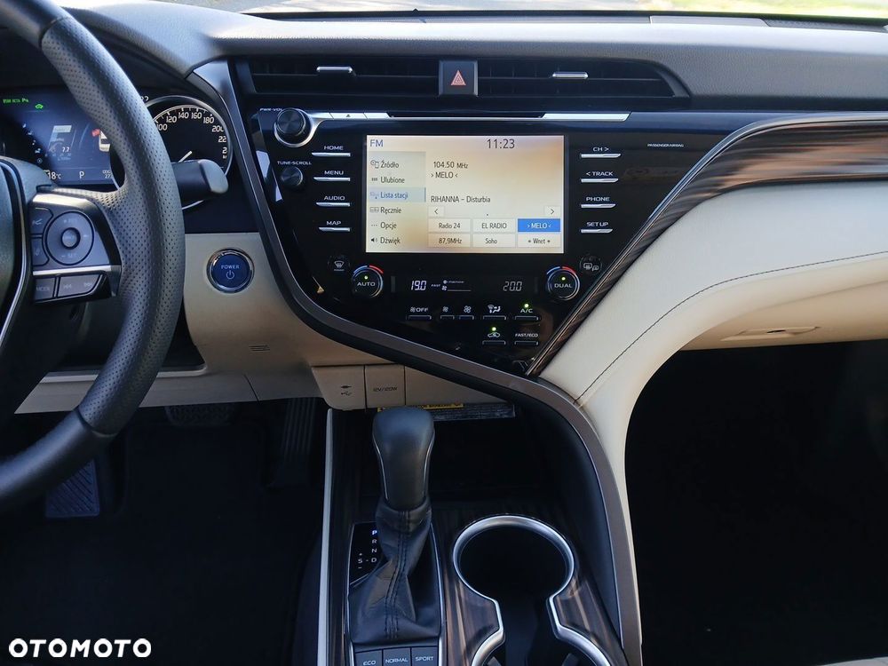 Toyota Camry 2.5 Hybrid Executive CVT - 32