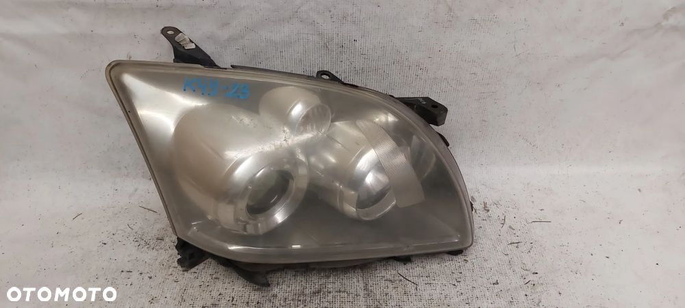 .  PRZOD PRZEDNIA LAMPA PRAWA TOYOTA AVENSIS T25