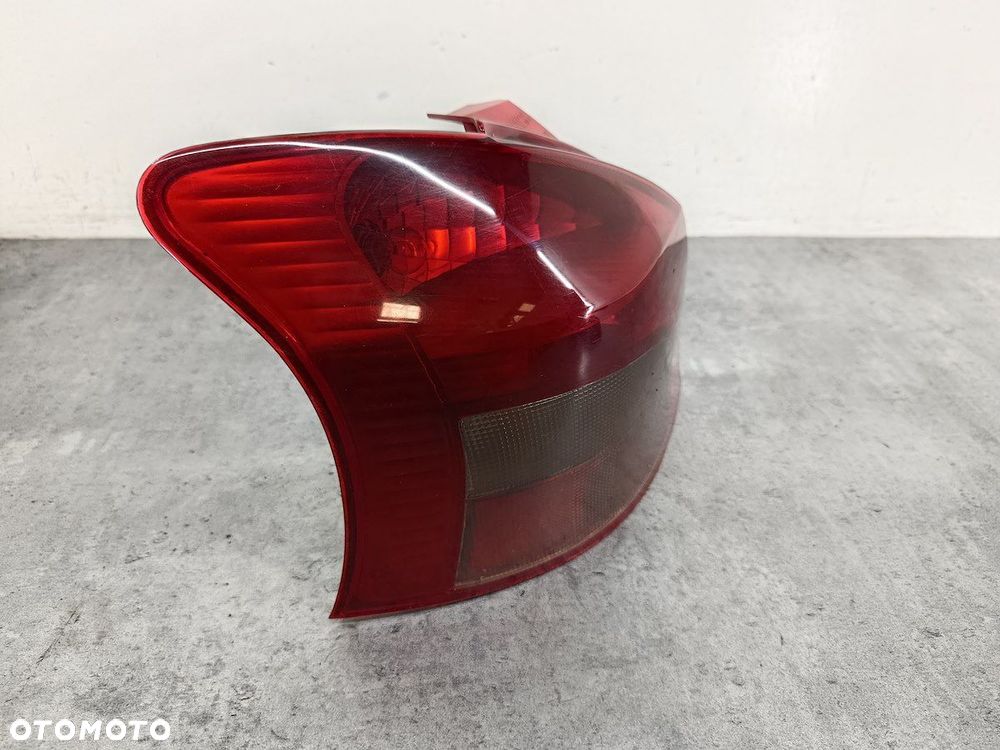 LAMPA TYLNA LEWA TOYOTA YARIS II  KOITO HATCHBACK - 2