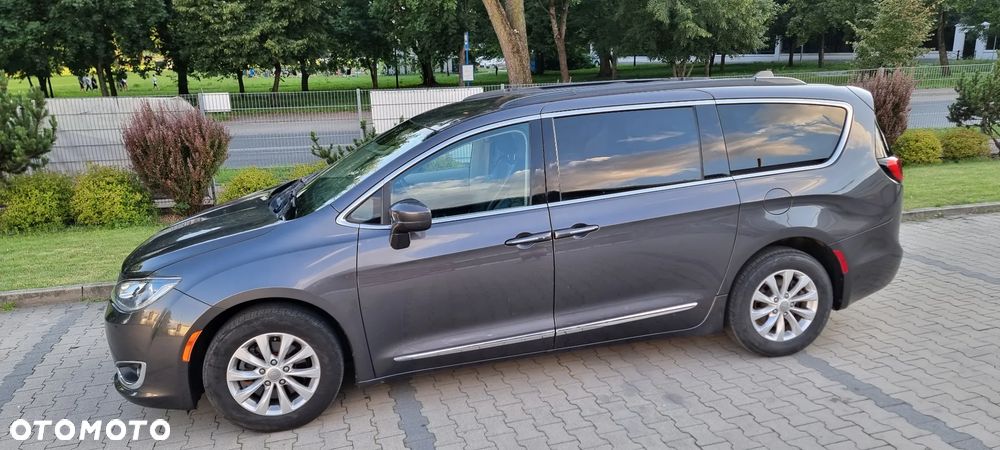 Chrysler Pacifica - 15