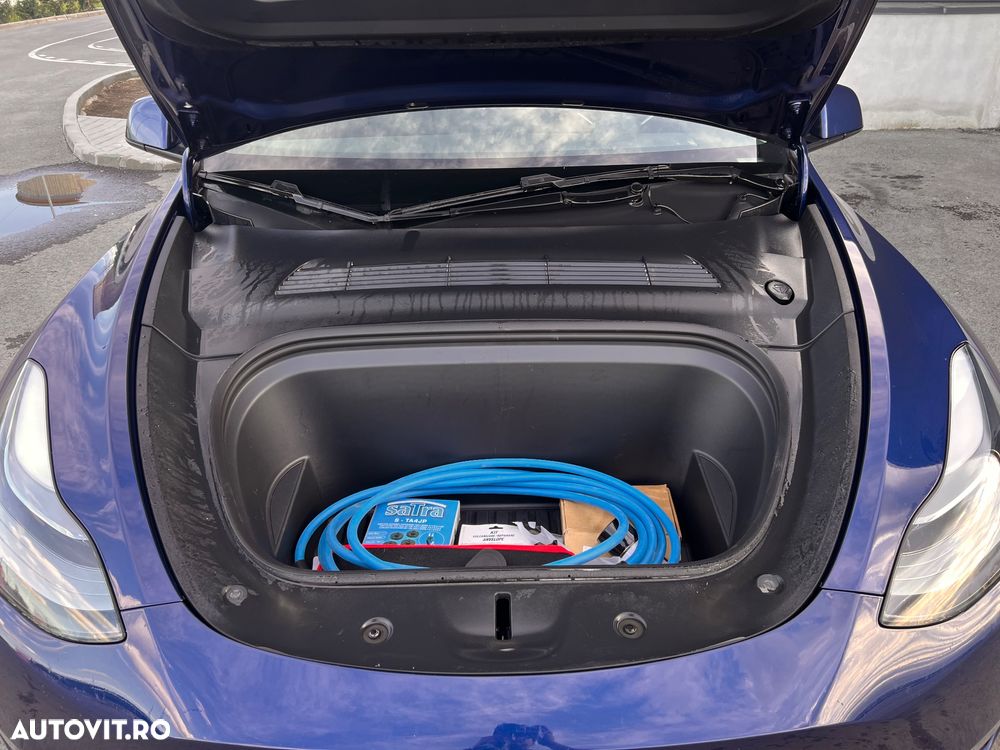 Tesla Model Y - 8