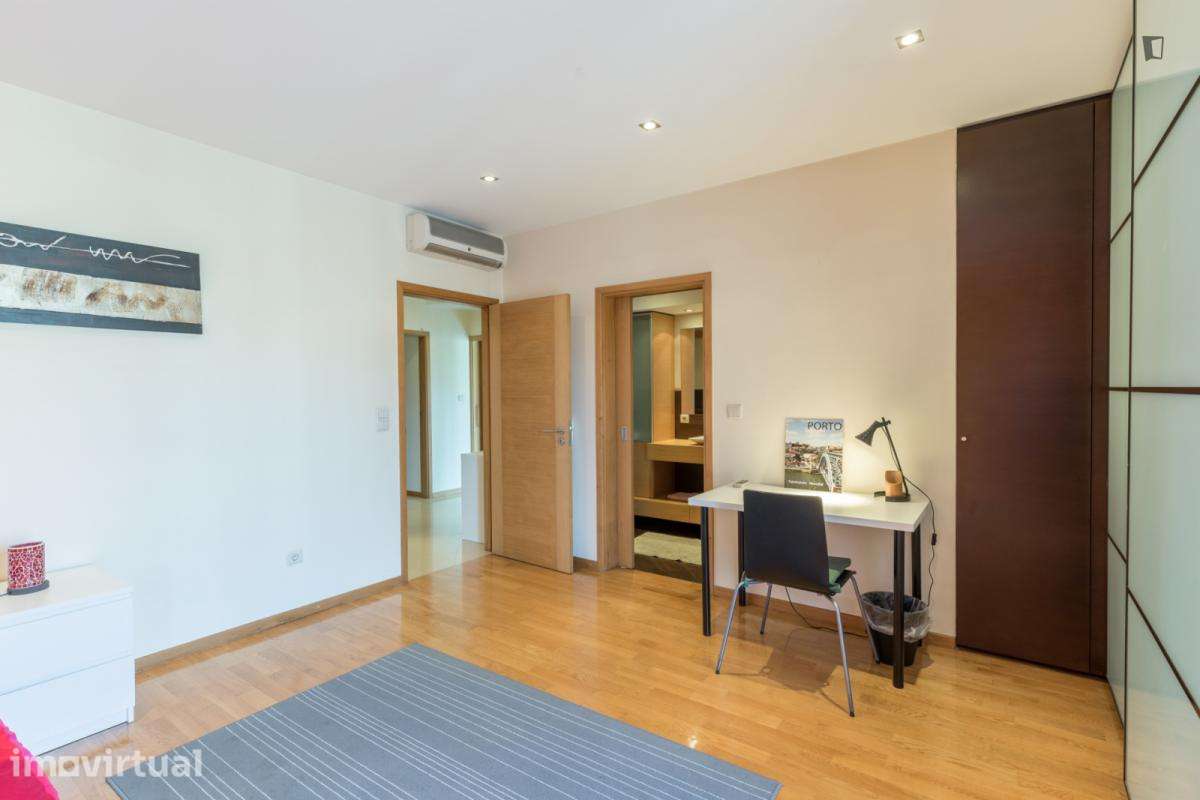 Quarto - localizado em Miragaia Porto - Grande imagem: 5/22