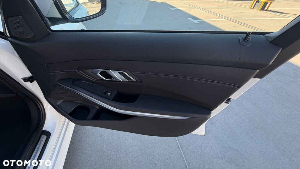 BMW Seria 3 320d xDrive M Sport Shadow - 28