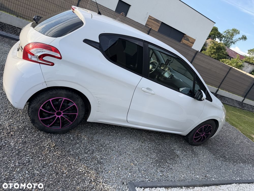 Peugeot 208 - 1