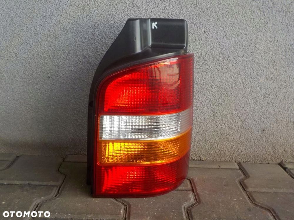 VW T5 LAMPA TYLNA TYL PRAWA WERSJA Z KLAPĄ - 2