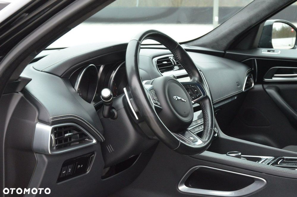 Jaguar F-Pace 2.0 i4P AWD R-Sport - 25