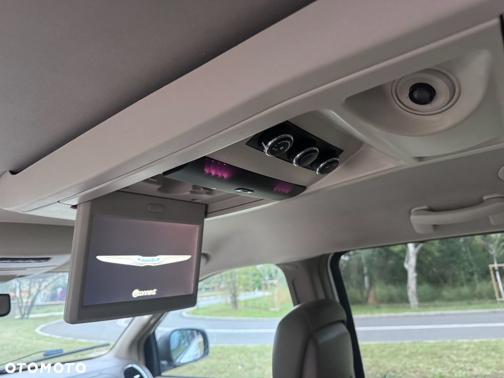 Chrysler Town & Country 3.6 Limited - 11