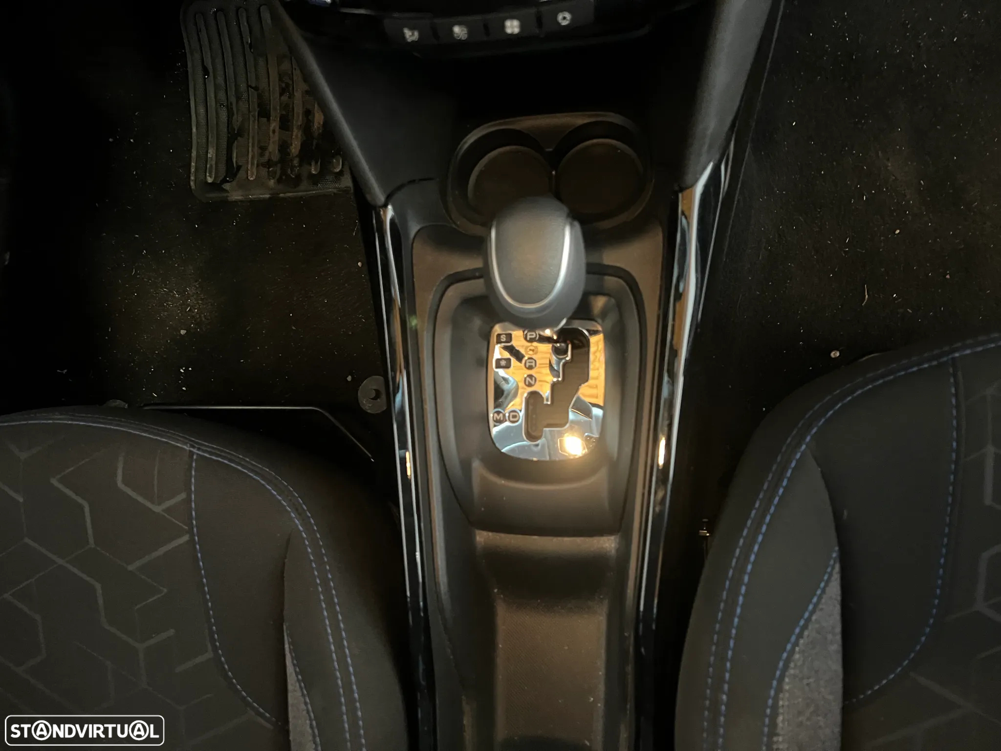 Peugeot 2008 1.2 PureTech Signature EAT6 - 7