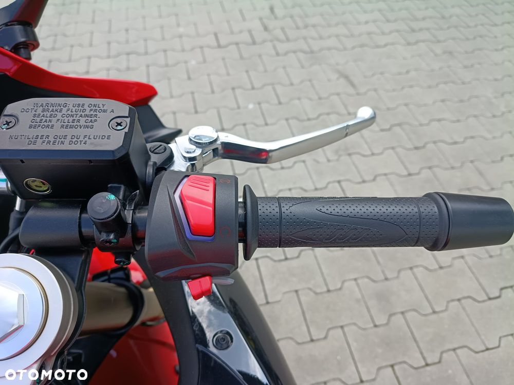 QJMOTOR SRK 125R - 9