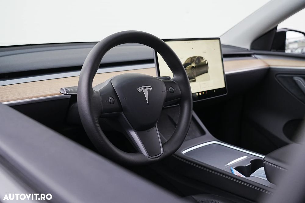 Tesla Model Y - 11