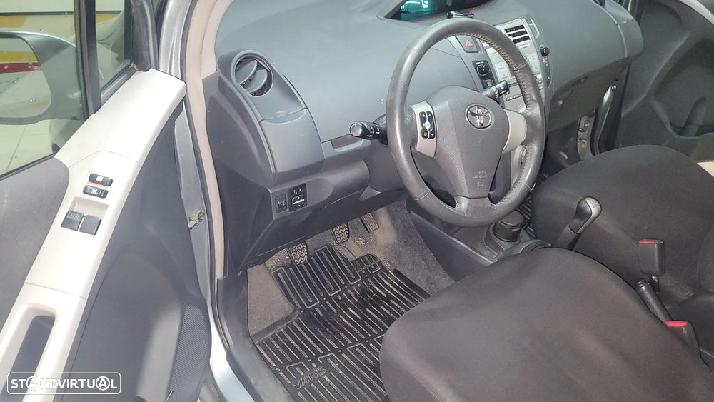 Toyota Yaris 1.0 VVT-i AC Manual - 8