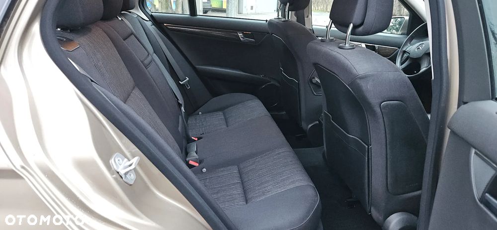 Mercedes-Benz Klasa C 180 T CGI Automatik BlueEFFICIENCY Avantgarde - 27