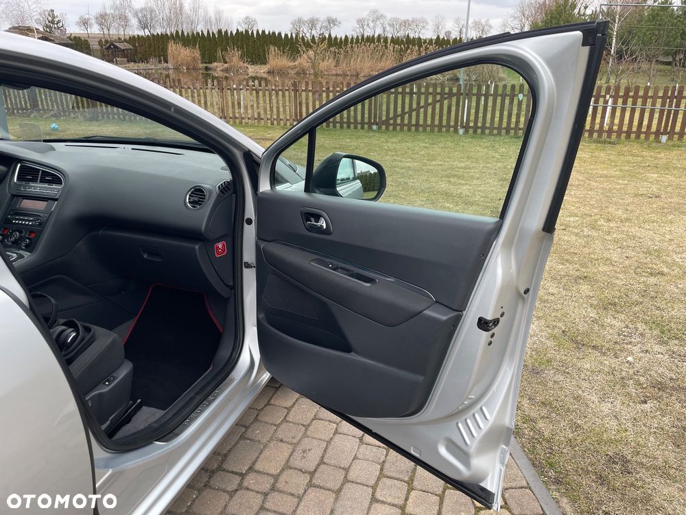 Peugeot 5008 HDI FAP 150 Family Plus - 21