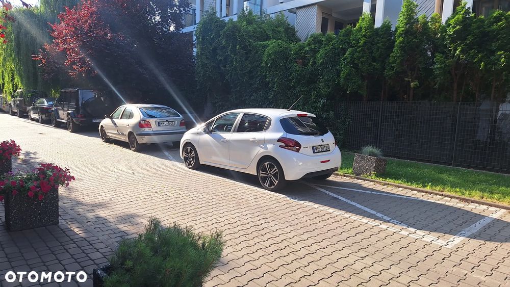 Peugeot 208 PureTech 110 Stop & Start EAT6 Allure - 8