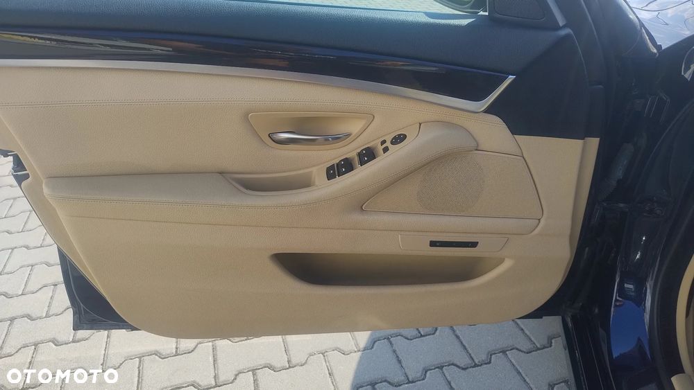BMW Seria 5 528i xDrive Luxury Line - 34