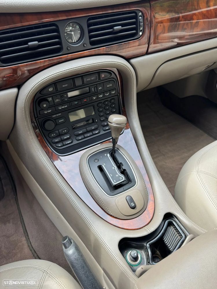 Jaguar XJ - 4