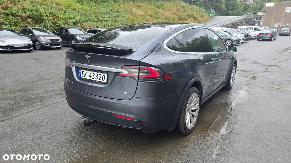 Tesla Model X - 14
