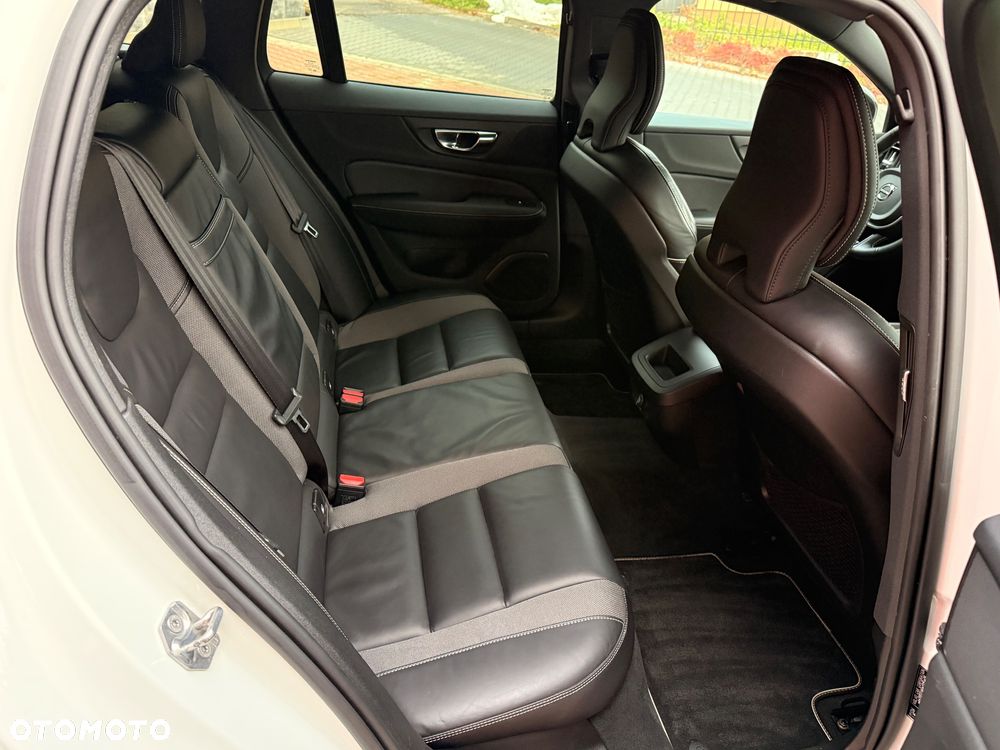 Volvo V60 D4 AWD R-Design - 24