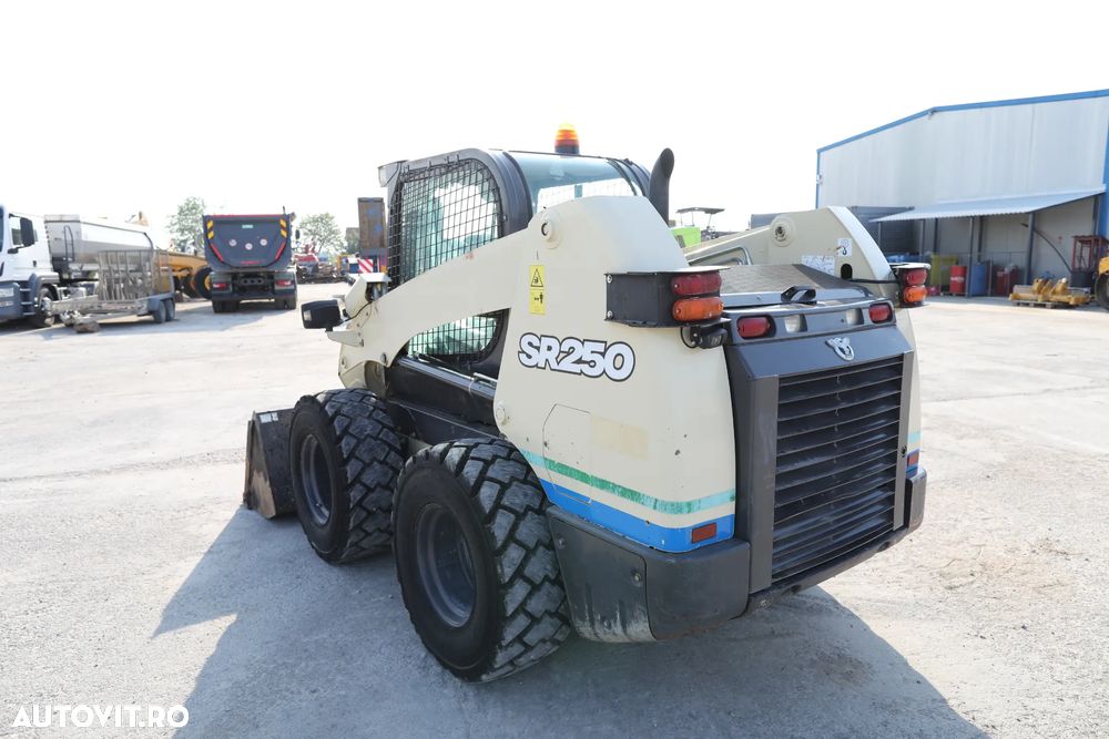 Case SR 250 Loader - 3