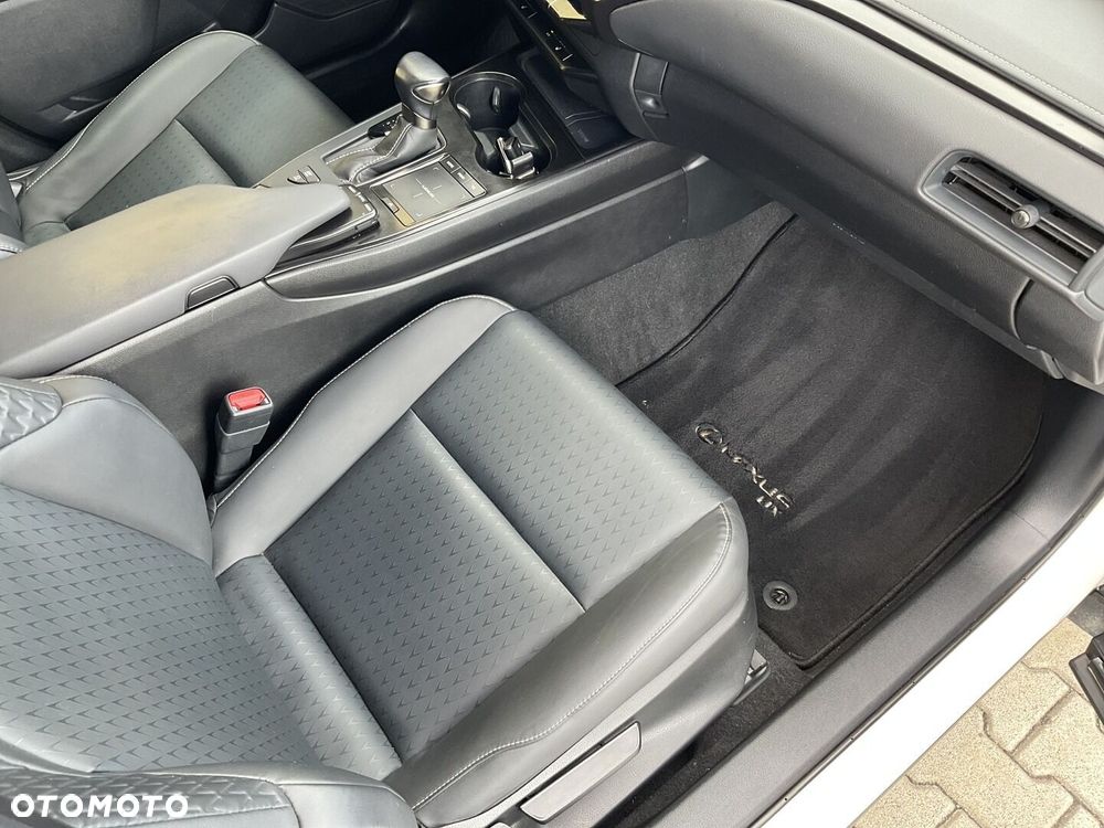 Lexus UX - 9