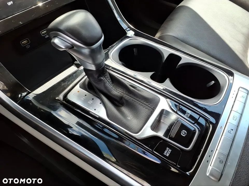 Kia Carnival - 12