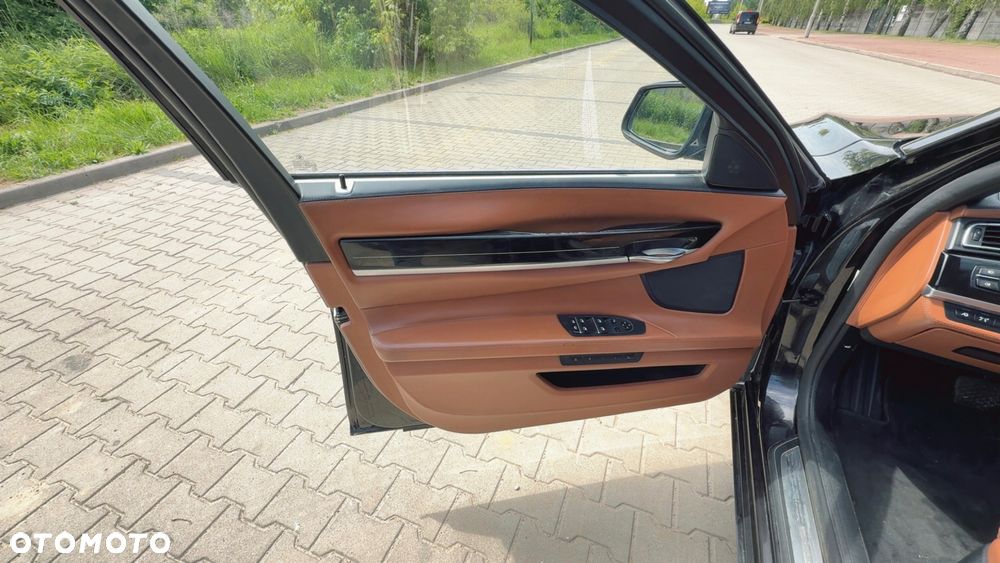 BMW Seria 7 760i L - 12