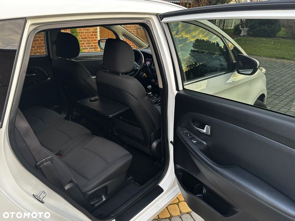 Kia Carens - 32