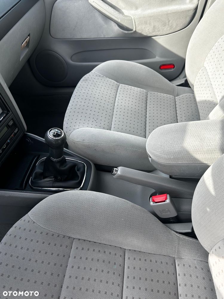 Volkswagen Golf 1.6 - 12