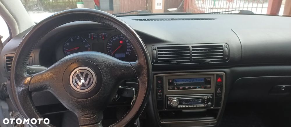 Volkswagen Passat - 4