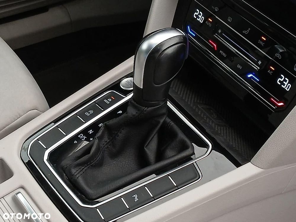 Volkswagen Passat 2.0 TDI Elegance DSG - 21
