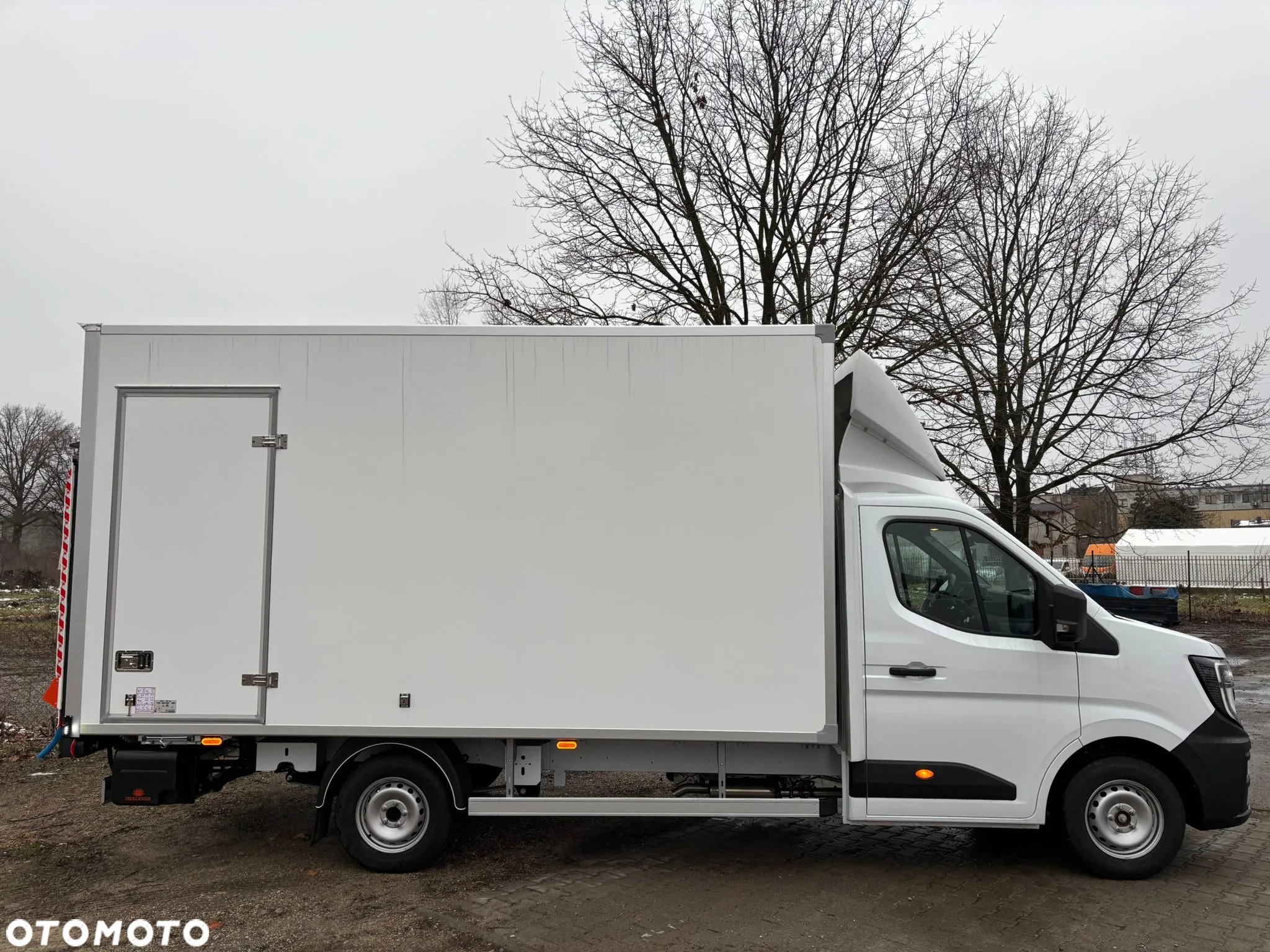 Renault Master 9EP kontener z windą - 3