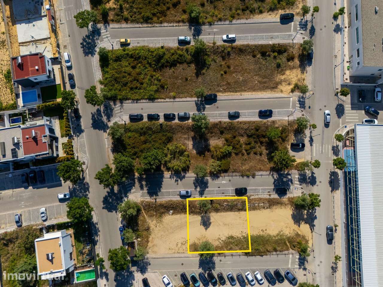 Terreno urbano em loteamento de luxo (ABC: 460m2), 4 fogos com 2 frent - Grande imagem: 3/20