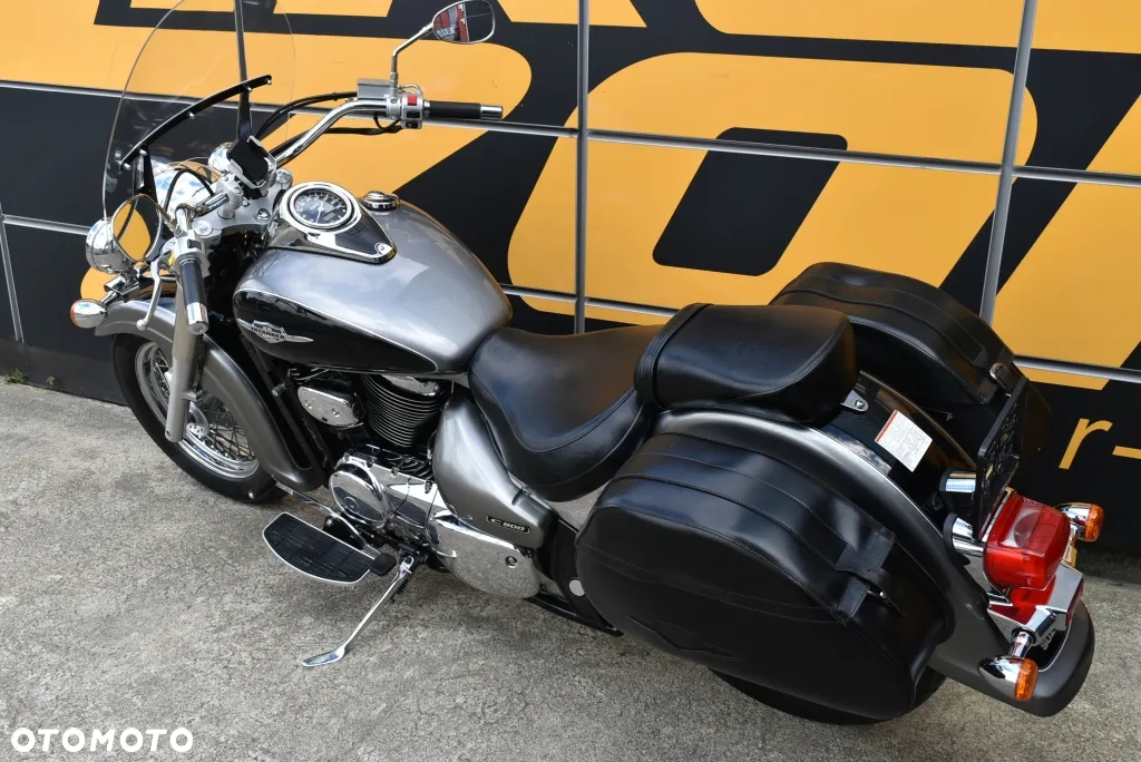 Suzuki Intruder - 8