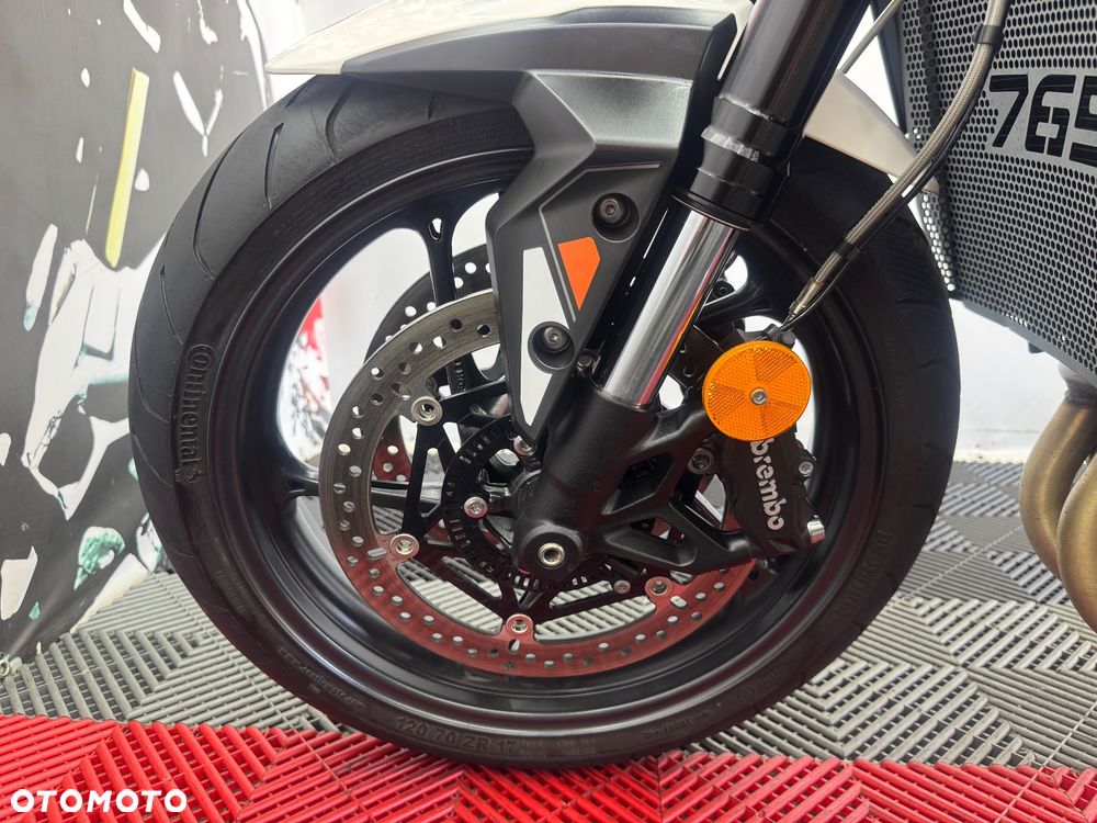 Triumph Street Triple - 10