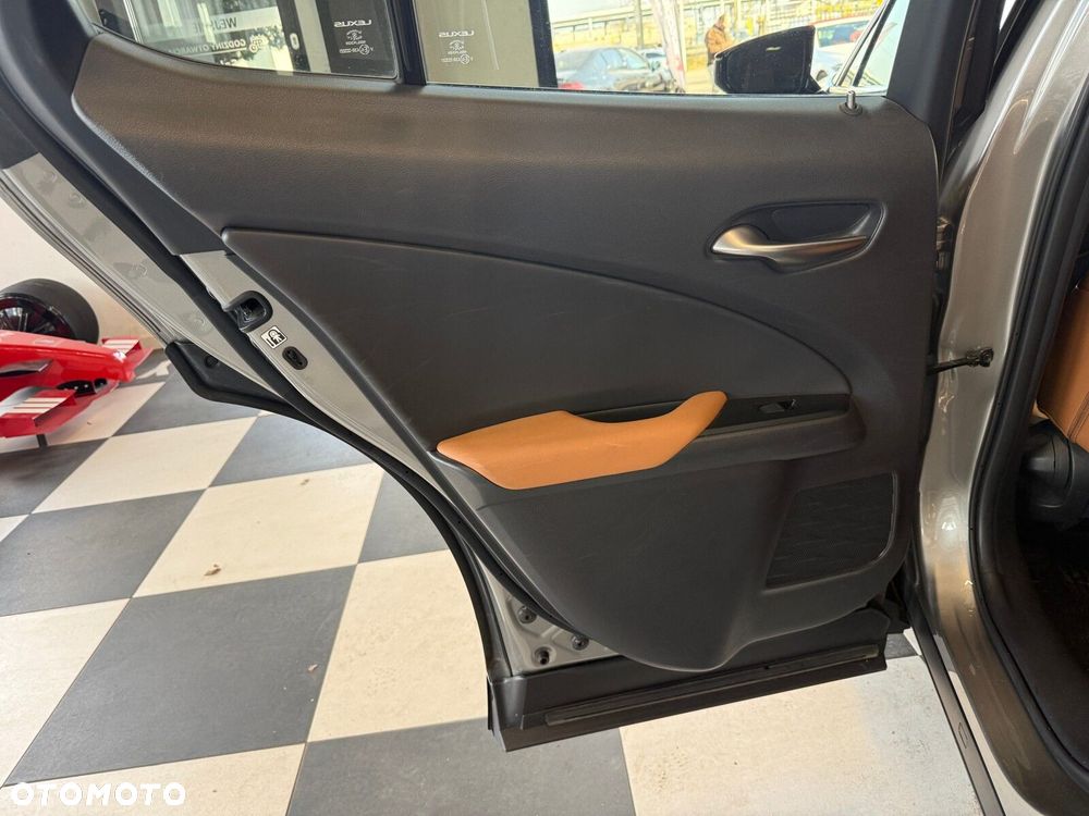 Lexus UX - 12