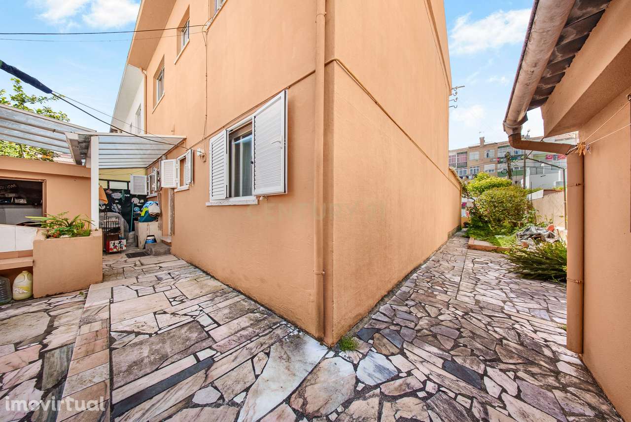 Moradia T4 com Churrasqueira, Jardim e Garagem – Excelente Exposição S - Grande imagem: 3/35