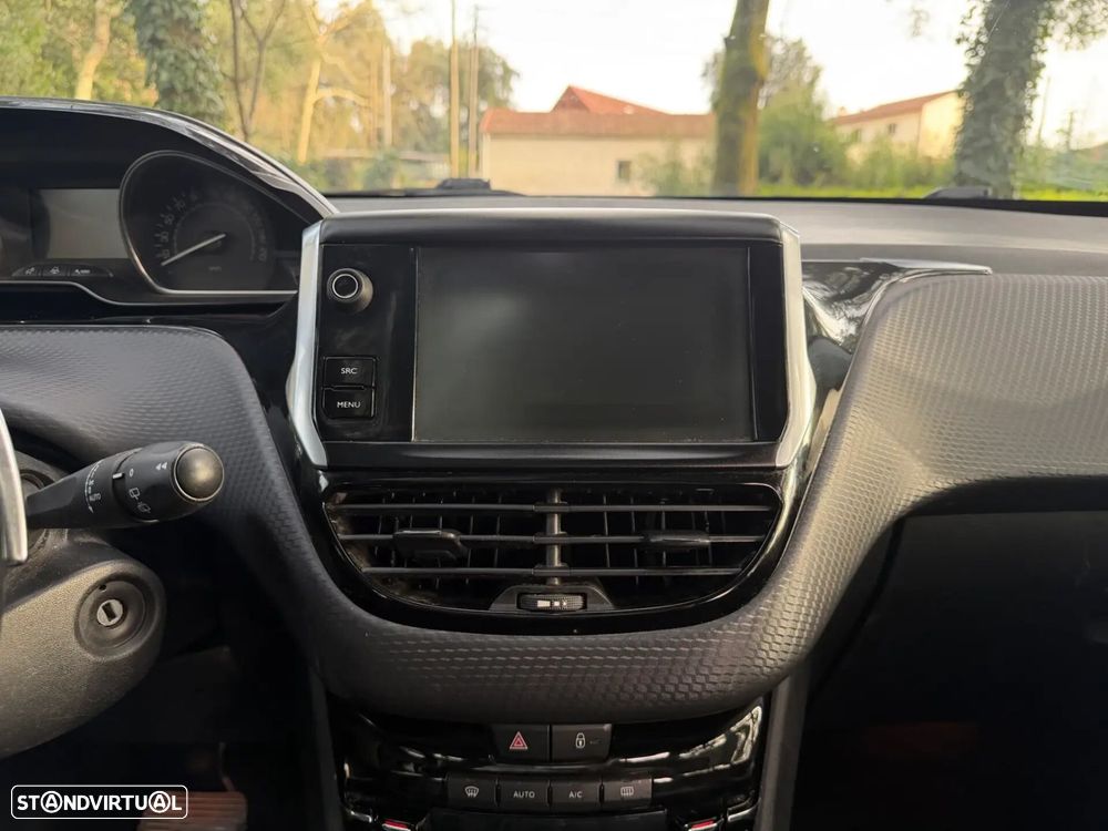 Peugeot 2008 1.2 PureTech Allure EAT6 - 33