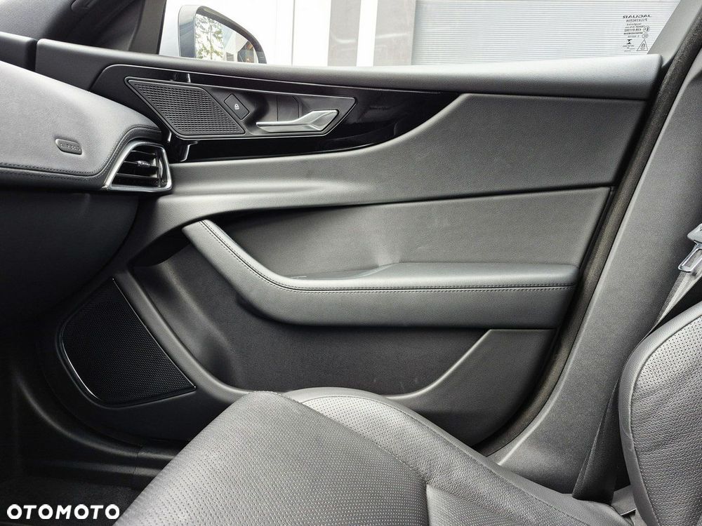 Jaguar XE 2.0 D200 mHEV AWD SE - 38