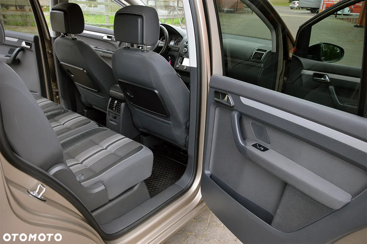 Volkswagen Touran 2.0 TDI DPF DSG MATCH - 9