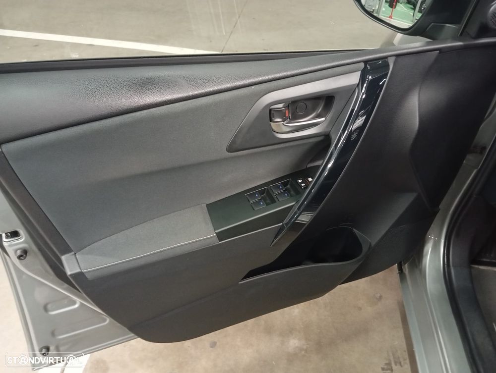 Toyota Auris 1.8 HSD Comfort +P.Sport+Navi - 25