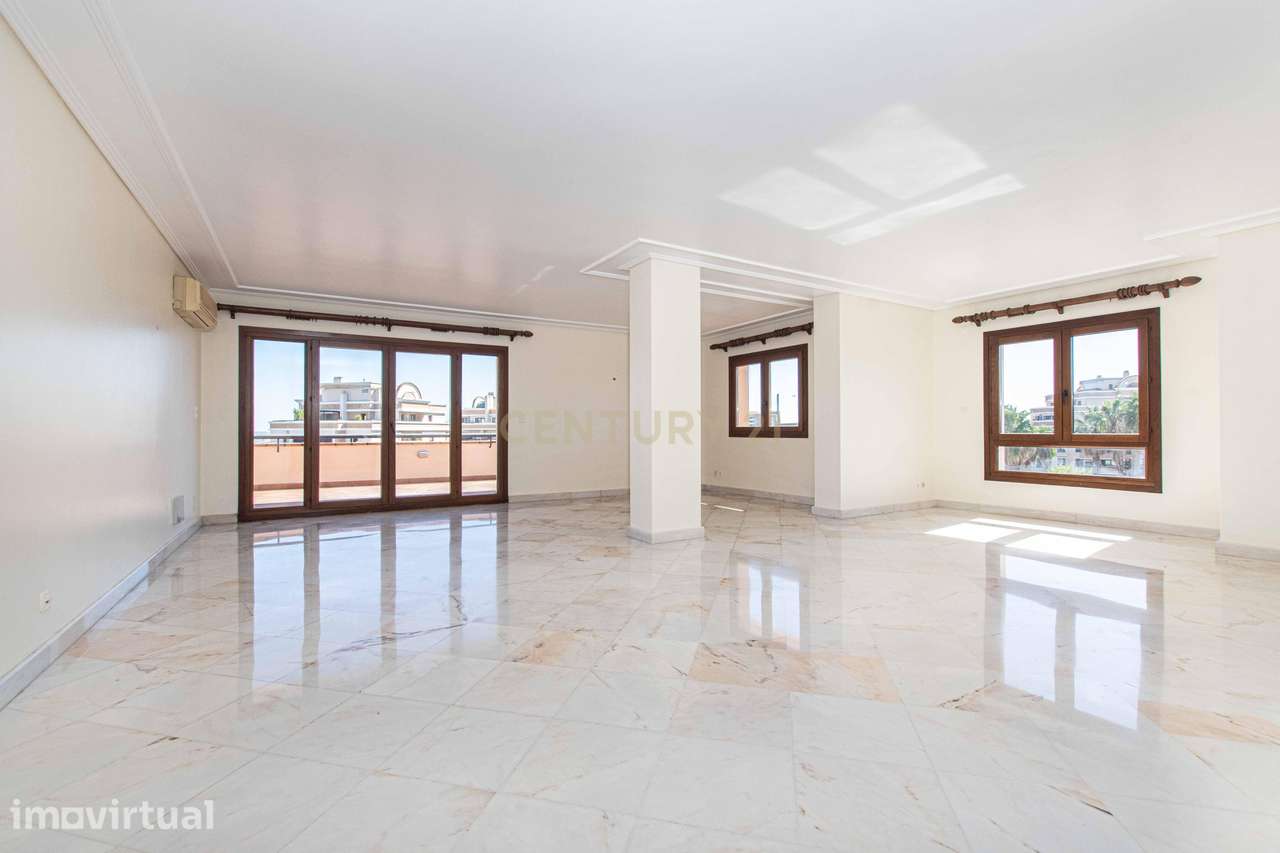 Apartamento T3 + 1 com terraço para Arrendamento na Urbanização Real F - Grande imagem: 2/39