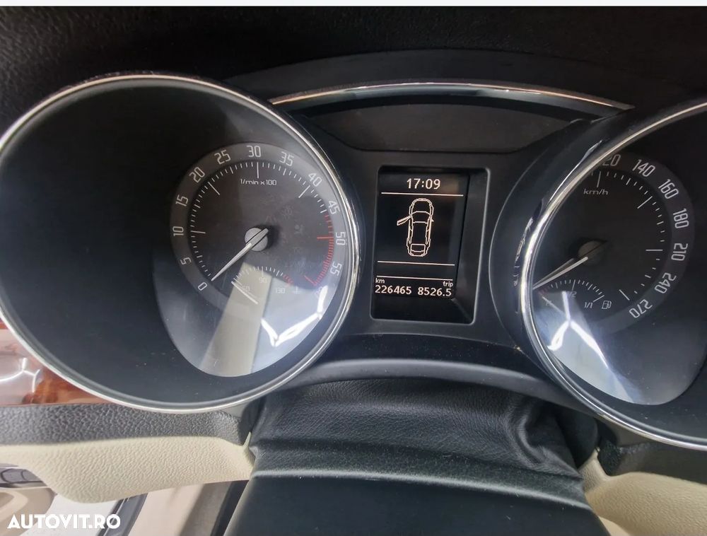 Skoda Superb 2.0 TDI Ambition DSG - 2