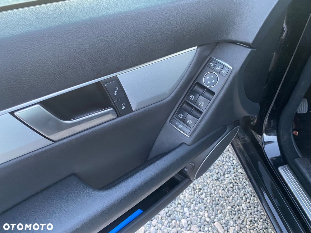 Mercedes-Benz Klasa C 180 CGI Automatik BlueEFFICIENCY Avantgarde - 21