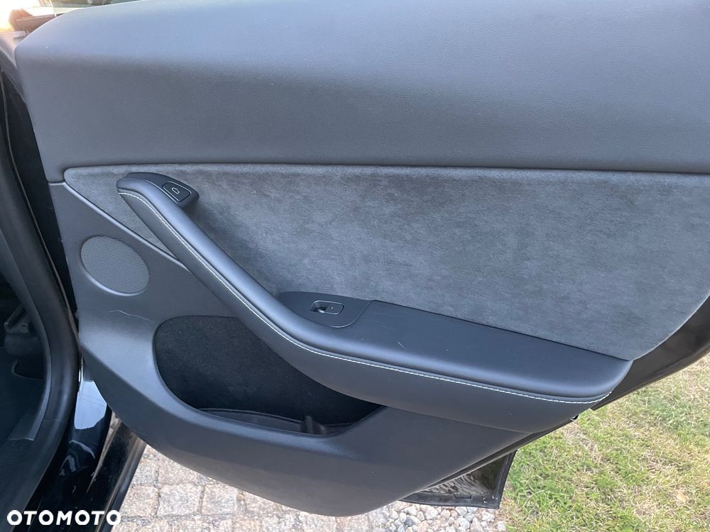 Tesla Model Y Long Range Dual Motor AWD - 19