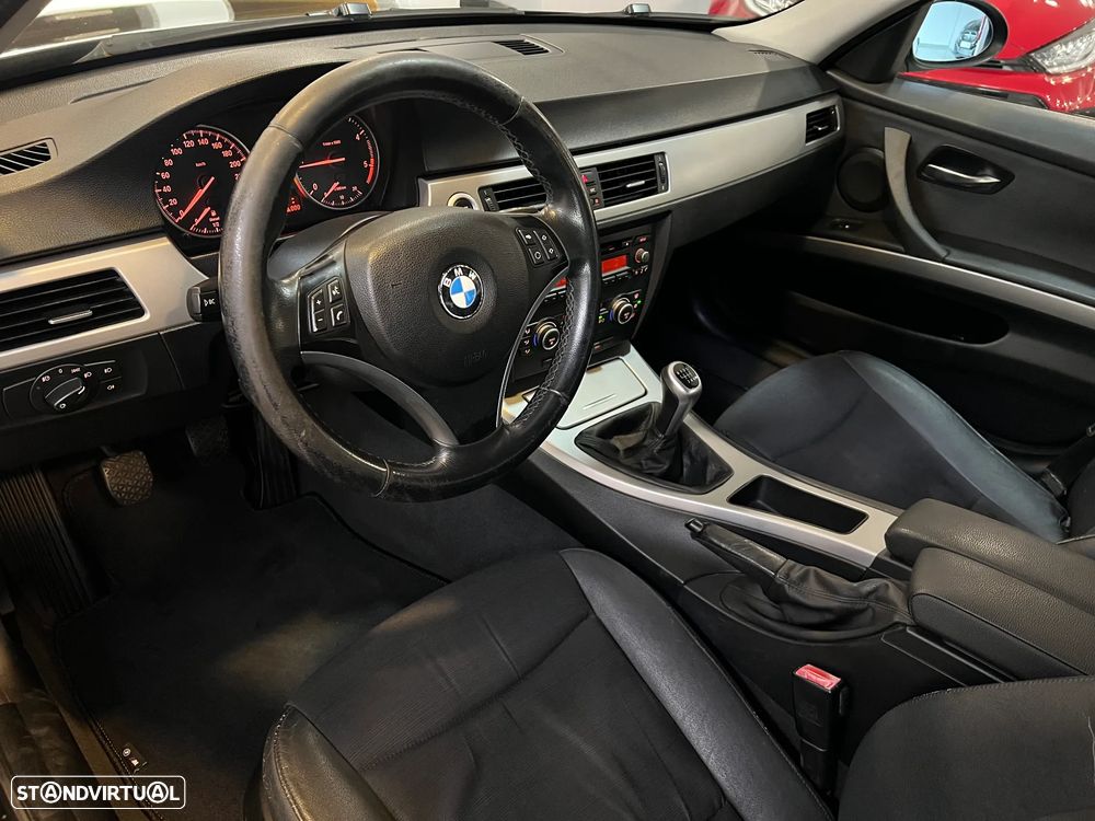 BMW 320 d Touring Dynamic - 11