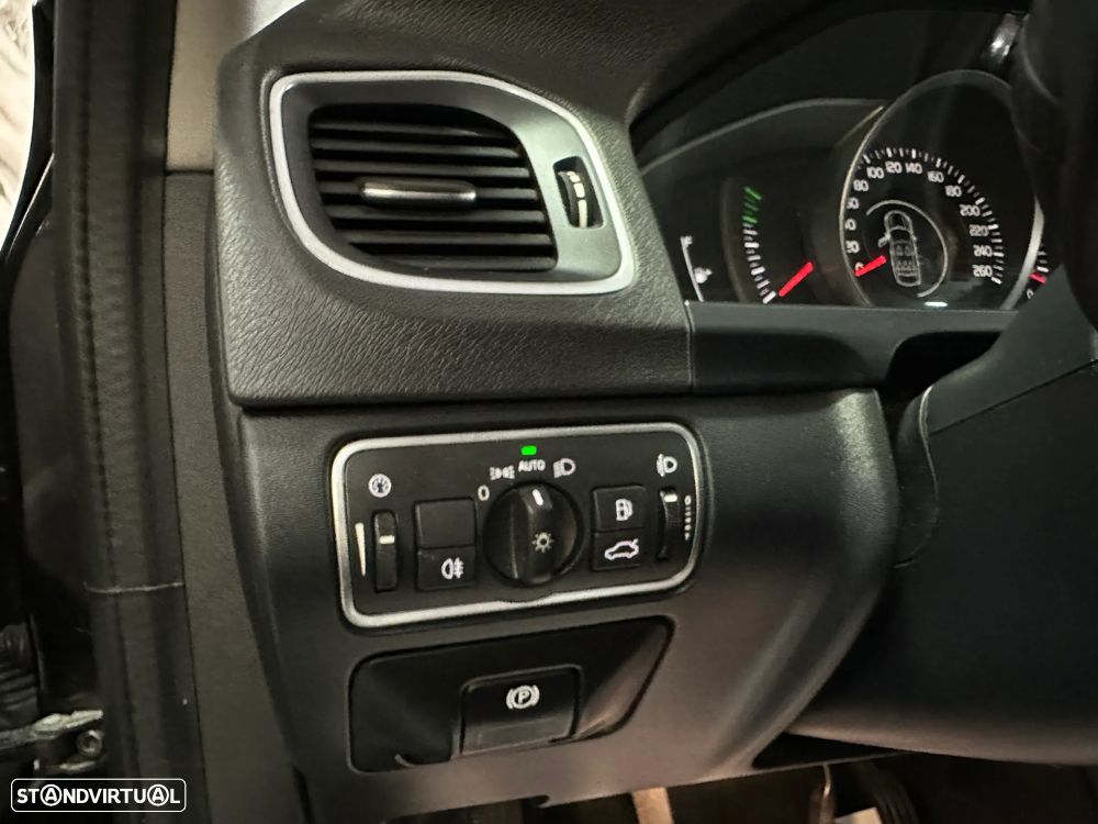 Volvo V60 2.0 D2 Momentum Drive - 37