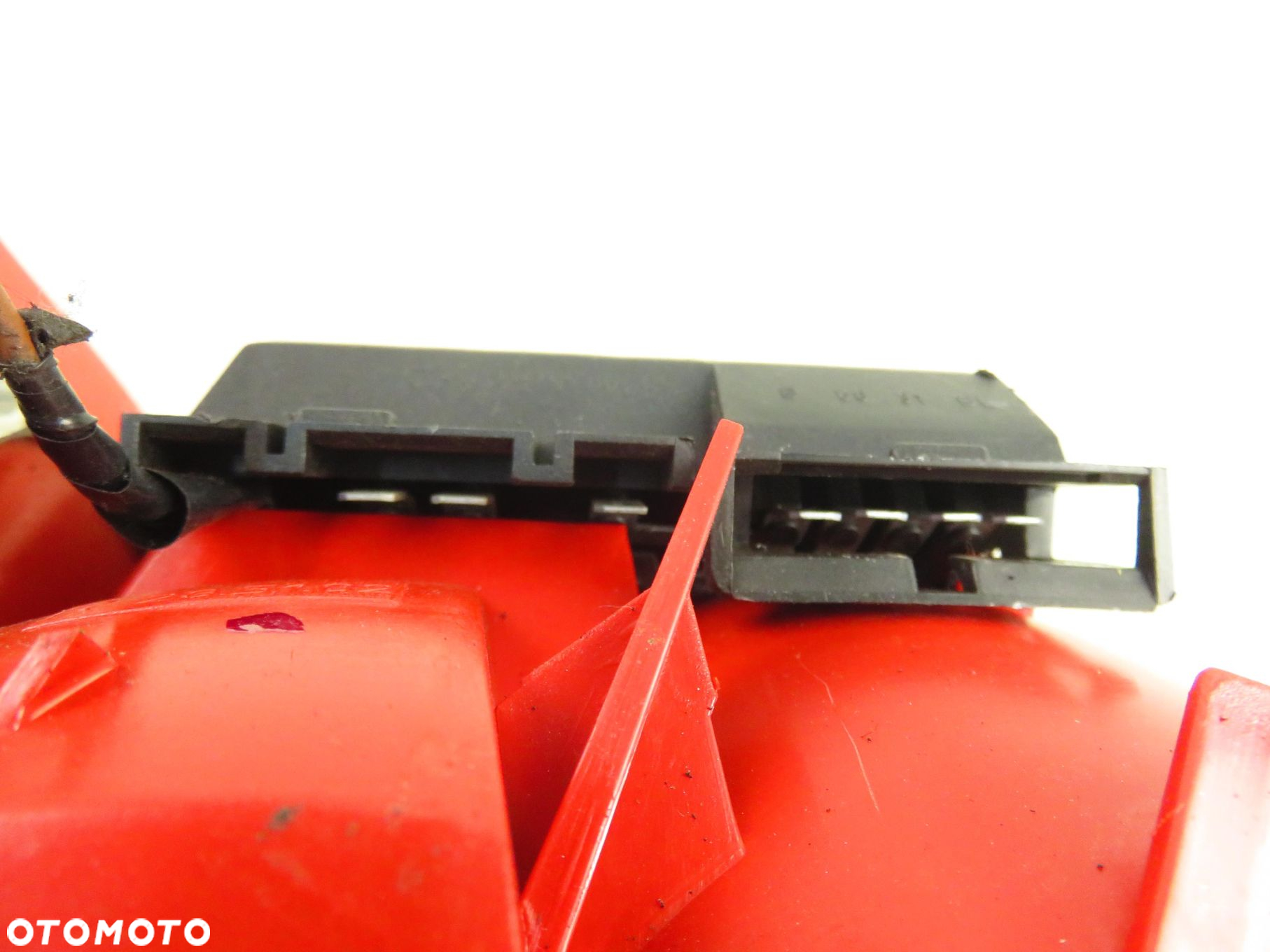 LAMPA PRAWA TYLNA AUDI 80 B4 8A0945096D - 2