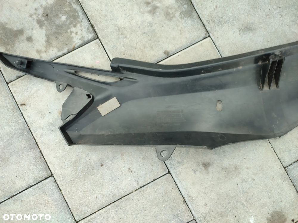 Owiewka, osłona prawa, bok, boczek, pogon prawy Suzuki DR 125 - 8