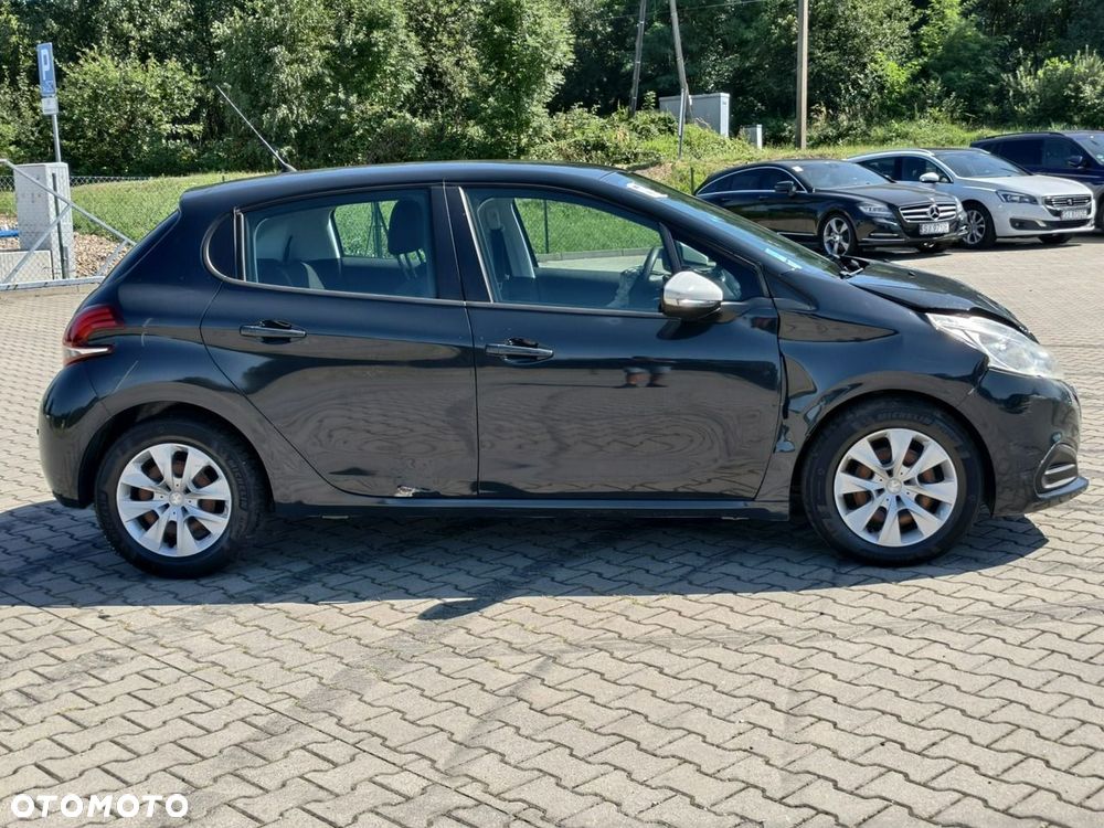 Peugeot 208 - 8